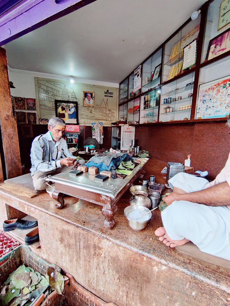 Keshav Tambul Bhandar - Keshav Tambul Bhandar 72J3+H82, Lanka Rd, Near Ravidas Gate, Anandbagh, Lanka, Varanasi, Uttar Pradesh 221005, India