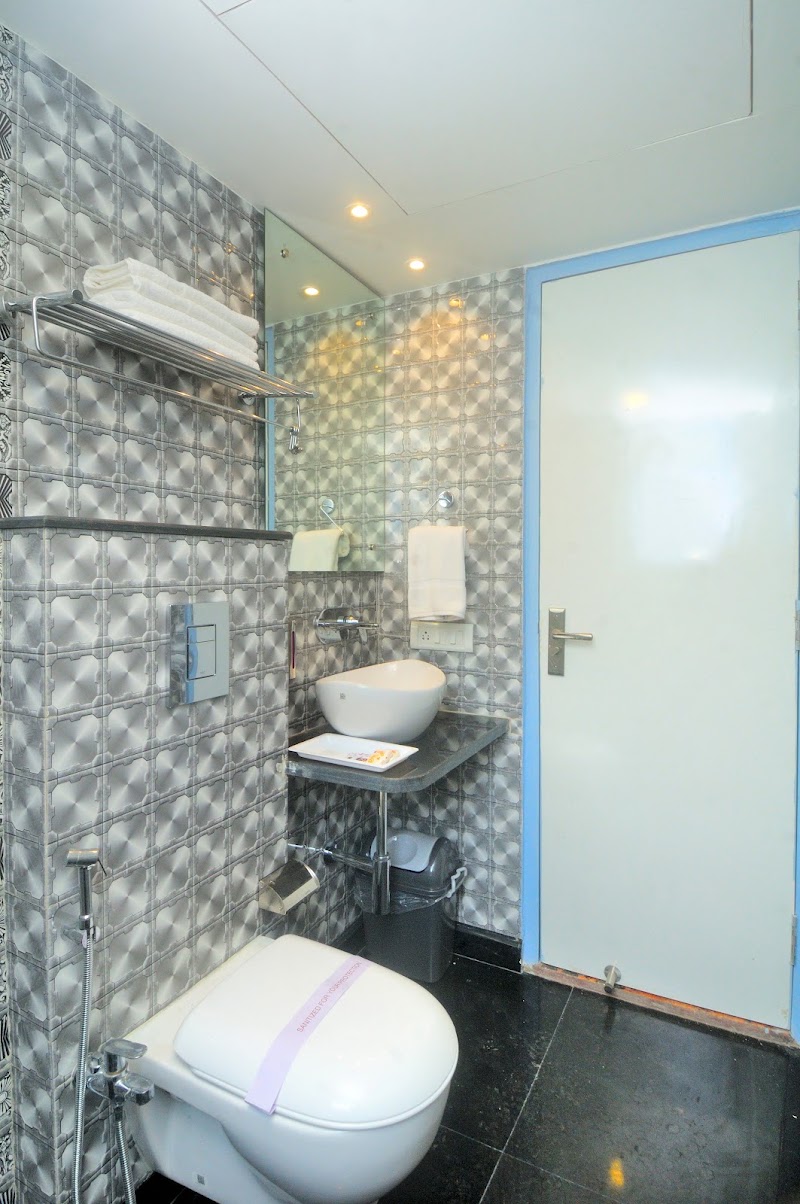 DE CRUISE HOTEL - DE CRUISE HOTEL 2229, 2295, Rajguru Marg, Chuna Mandi, Paharganj, New Delhi, Delhi 110055, India