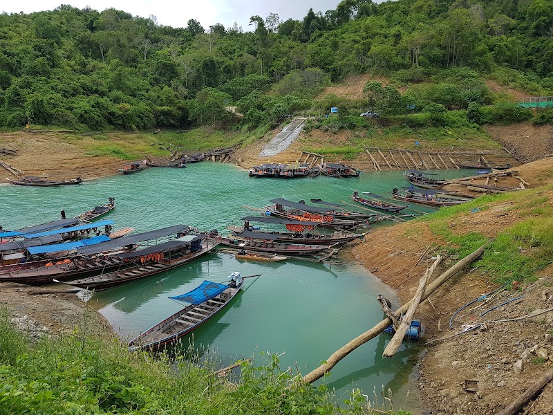 Cheow Lan Pier (Ratchaprapha Pier) - Cheow Lan Pier (Ratchaprapha Pier), XRGC+V52 Unnamed Rd Tambon Khao Phang, Amphoe Ban Ta Khun, Chang Wat Surat Thani 84230, Thailand