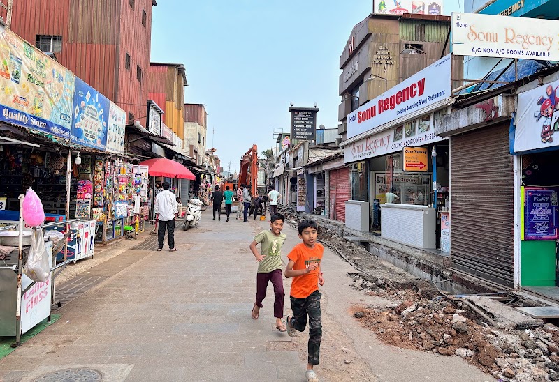Mahabaleshwar market - Mahabaleshwar market, WMF5+M83, 50, Dr Sabne Rd, behind Swami Travels, Main Market, Mahabaleshwar, Maharashtra 412806, India
