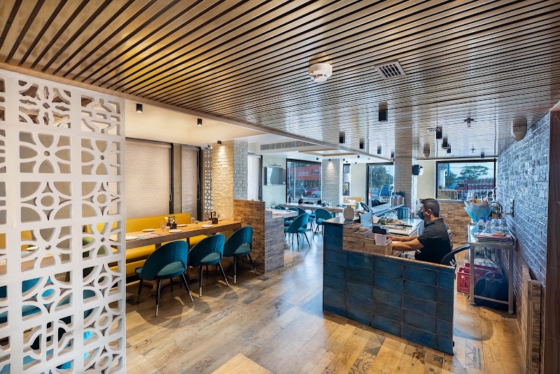 Poiisse Hotel - Poiisse Hotel 45B/B, Canal S Rd, near Byepass, Metropolitan Co-Operative Housing Society Limited, Ltd, Dhaba, Kolkata, West Bengal 700105, India