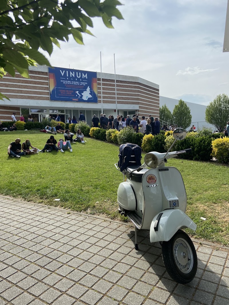 Vintage Experience - Vespa Langhe Tour - Vintage Experience - Vespa Langhe Tour, Guarene CN IT, C.so Asti, 68/70, 12050 Vaccheria CN, Italy
