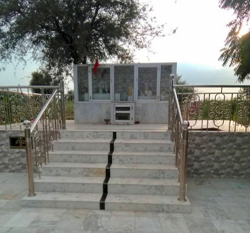 Om Banna Temple - Om Banna Temple 24CW+V65, Deenwaladkhani, Rajasthan 332303, India