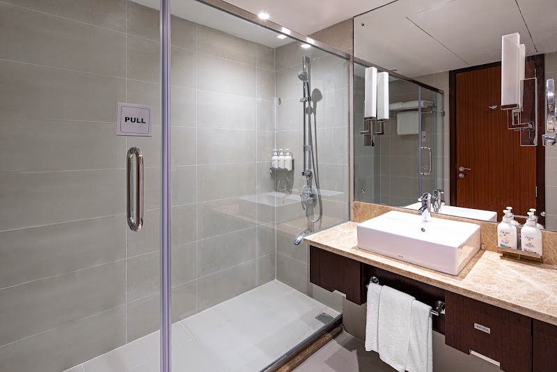 Holiday Inn Cochin, an IHG Hotel - Holiday Inn Cochin, an IHG Hotel, A Junction, 33/1739, National Highway Bypass, Chakkaraparambu, Vennala, Kochi, Keralam 682028, India