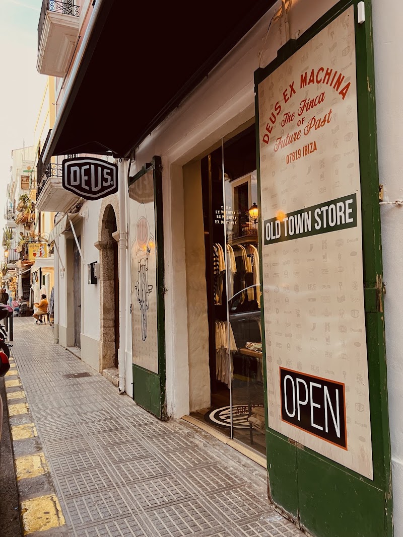 Deus Ex Machina Ibiza Old Town - Deus Ex Machina Ibiza Old Town, Carrer de Guillem de Montgrí, 12, 07800 Eivissa, Illes Balears, Spain