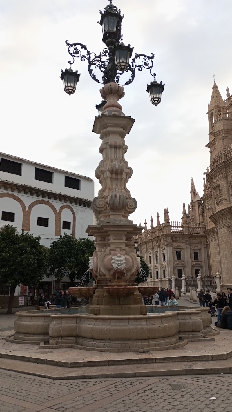 Fuente Farola - Fuente Farola Pl. Virgen de los Reyes, Casco Antiguo, 41004 Sevilla, Spain