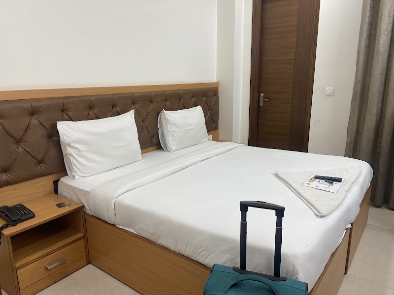 The Palms inn - The Palms inn 1043, Main Gate, opp. Power House, Islampur Village, Sector 38, Gurugram, Haryana 122018, India