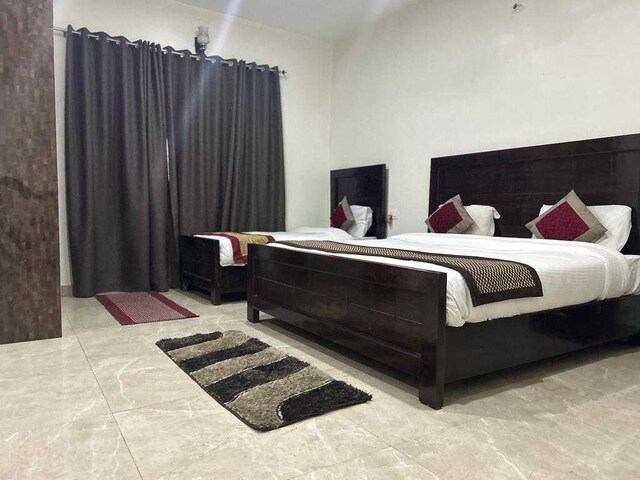 Super OYO Collection O Hotel Silver Lake Inn - Super OYO Collection O Hotel Silver Lake Inn, plot no. 1 June Estate, Mountain Club, Road, Nainital, Harinagar Chanddeva, Uttarakhand 263136, India