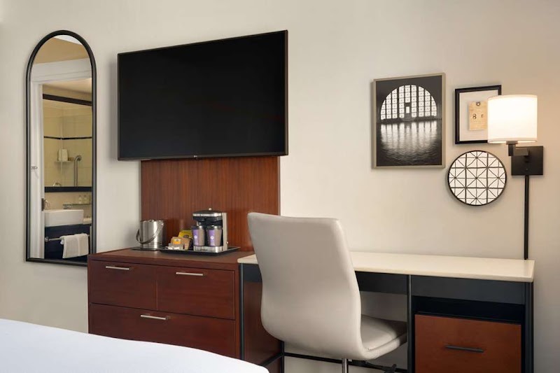 DoubleTree by Hilton New York Downtown - DoubleTree by Hilton New York Downtown 8 Stone St, New York, NY 10004, USA