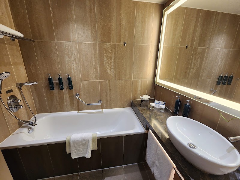 Hilton London Tower Bridge - Hilton London Tower Bridge, 5 More London Pl, Tooley St, London SE1 2BY, UK