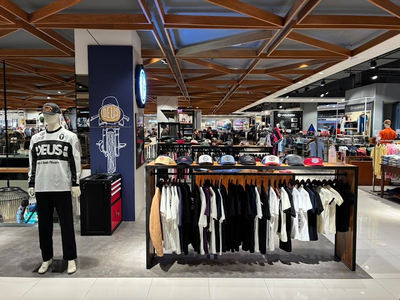 Deus Ex Machina - Pakuwon Mall Surabaya SOGO - Deus Ex Machina - Pakuwon Mall Surabaya SOGO, Lantai 1, Jalan Puncak Indah Lontar No. 2, Babatan, Kecamatan Wiyung, Babatan, Kota, Surabaya, Jawa Timur 60227, Indonesia