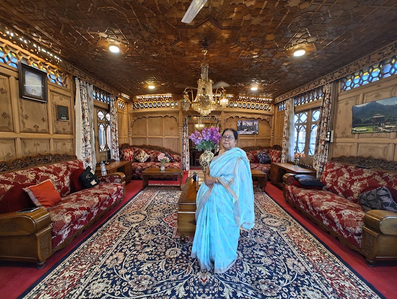 Royal Dandoo 4 STAR Group of Houseboats - Royal Dandoo 4 STAR Group of Houseboats, Ghat No 17, Nehru Park, Dal Lake, Rainawari, Srinagar, 190003
