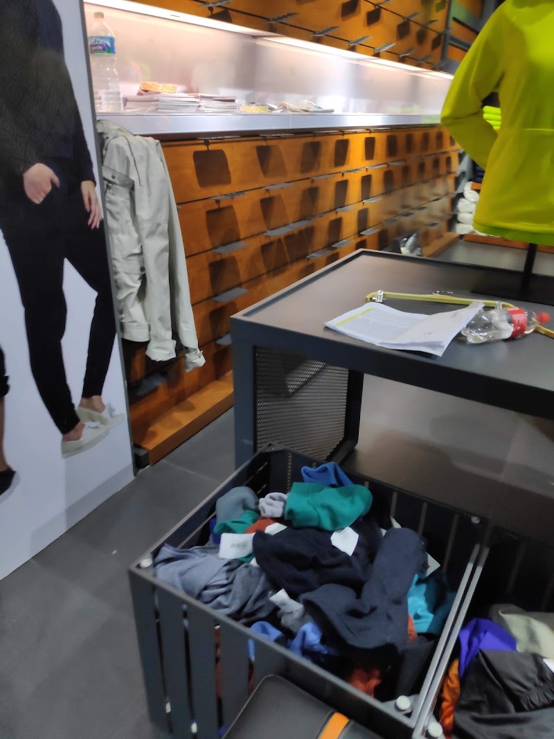 High Mount Trekking Equipment Store - High Mount Trekking Equipment Store Lakeside Rd, Pokhara 33700, Nepal