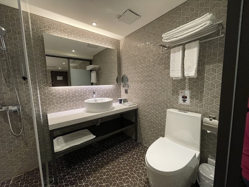 City Suites Taoyuan Station - City Suites Taoyuan Station 330, Taiwan, Taoyuan City, Taoyuan District, Zhongzheng Rd, 60號6F-7F入口位於寶雅與合作金庫中間小吃街，跑馬燈左轉電梯上6F