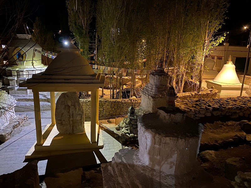 Gomang Guest House : སྒོ་མང མགྲོན་ཁང། (estb. 1993)
