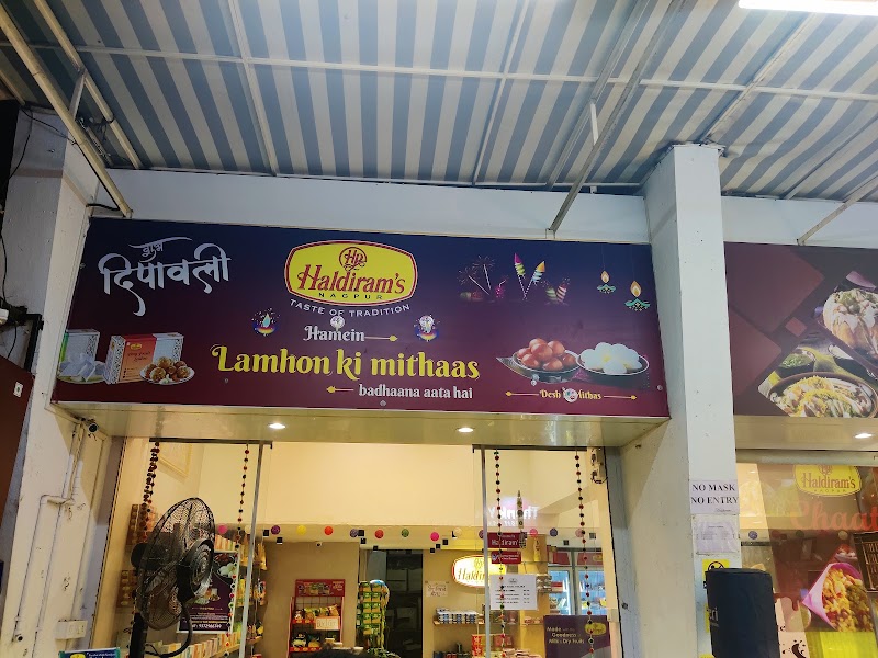 Haldiram's - Haldiram's Haldiram's - Retail Outlet, 4/5, AMIT PLAZA, Manjri Rd, opposite Netaji Mangal Karyalay, Subhash Nagar, Indraprashtha Society, Hadapsar, Pune, Maharashtra 411028, India