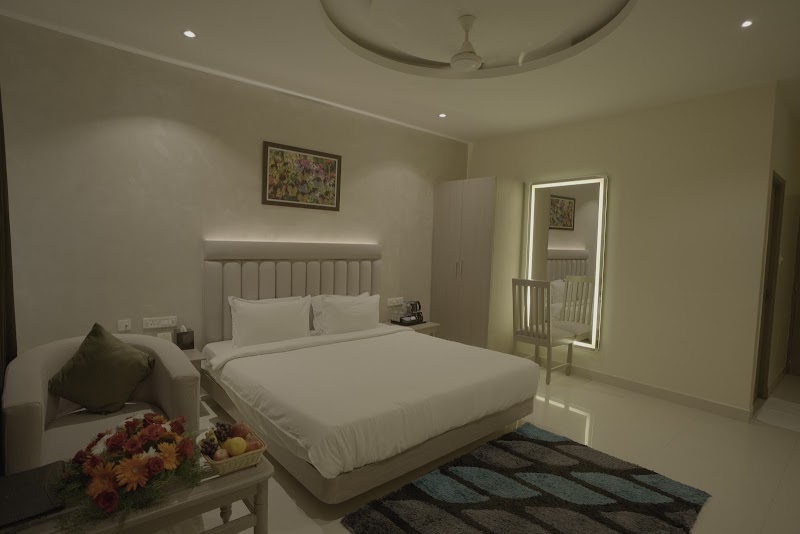 HOTEL ROYAL GRANDE - HOTEL ROYAL GRANDE 183/2A1 New Katpadi Road, Green Cir, next to Ethiraj Kalyana Mandapam, Thottapalayam, Vellore, Tamil Nadu 632004, India