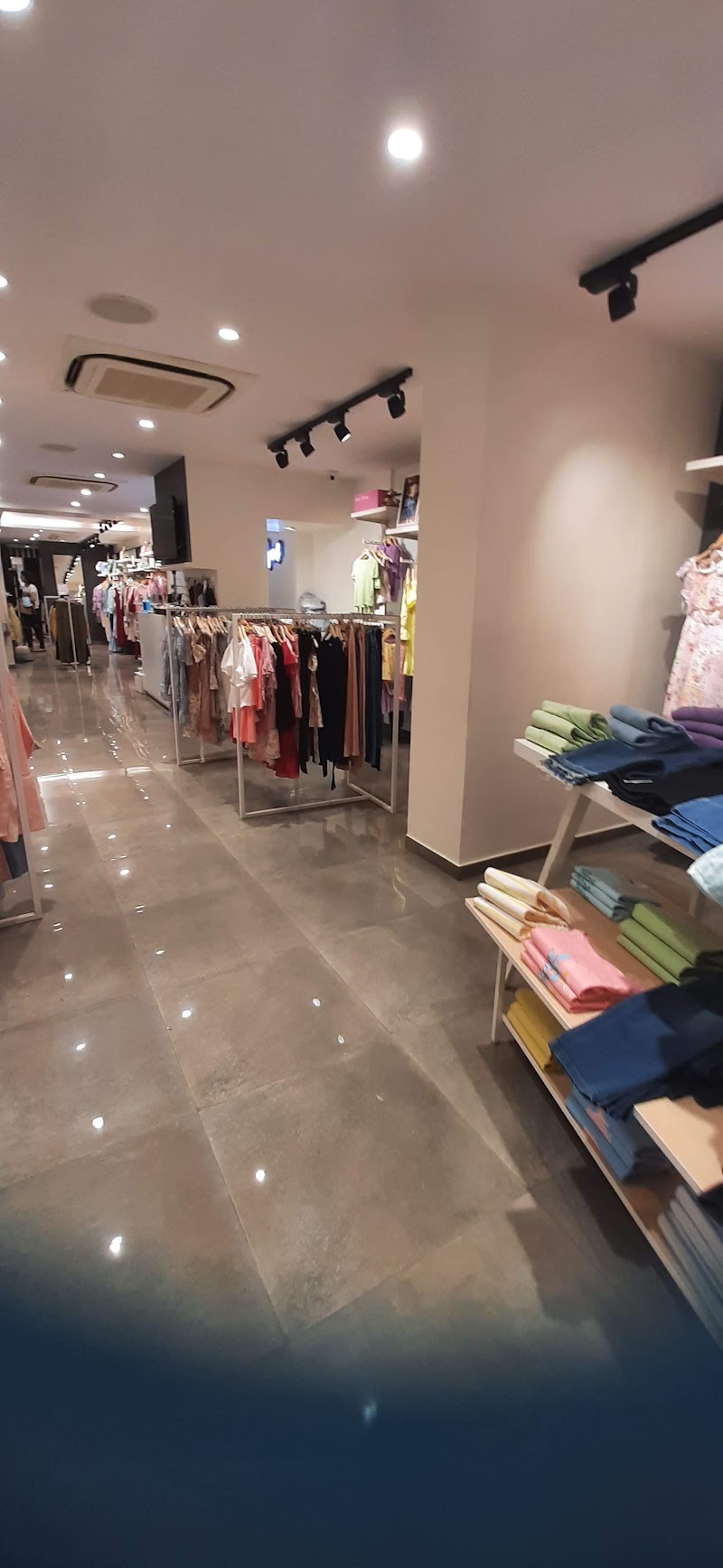 AND - Linking Road, Mumbai - AND - Linking Road, Mumbai Plot No 172, Bajaj Niwas, Linking Rd, Khar, Khar West, Mumbai, Maharashtra 400052, India