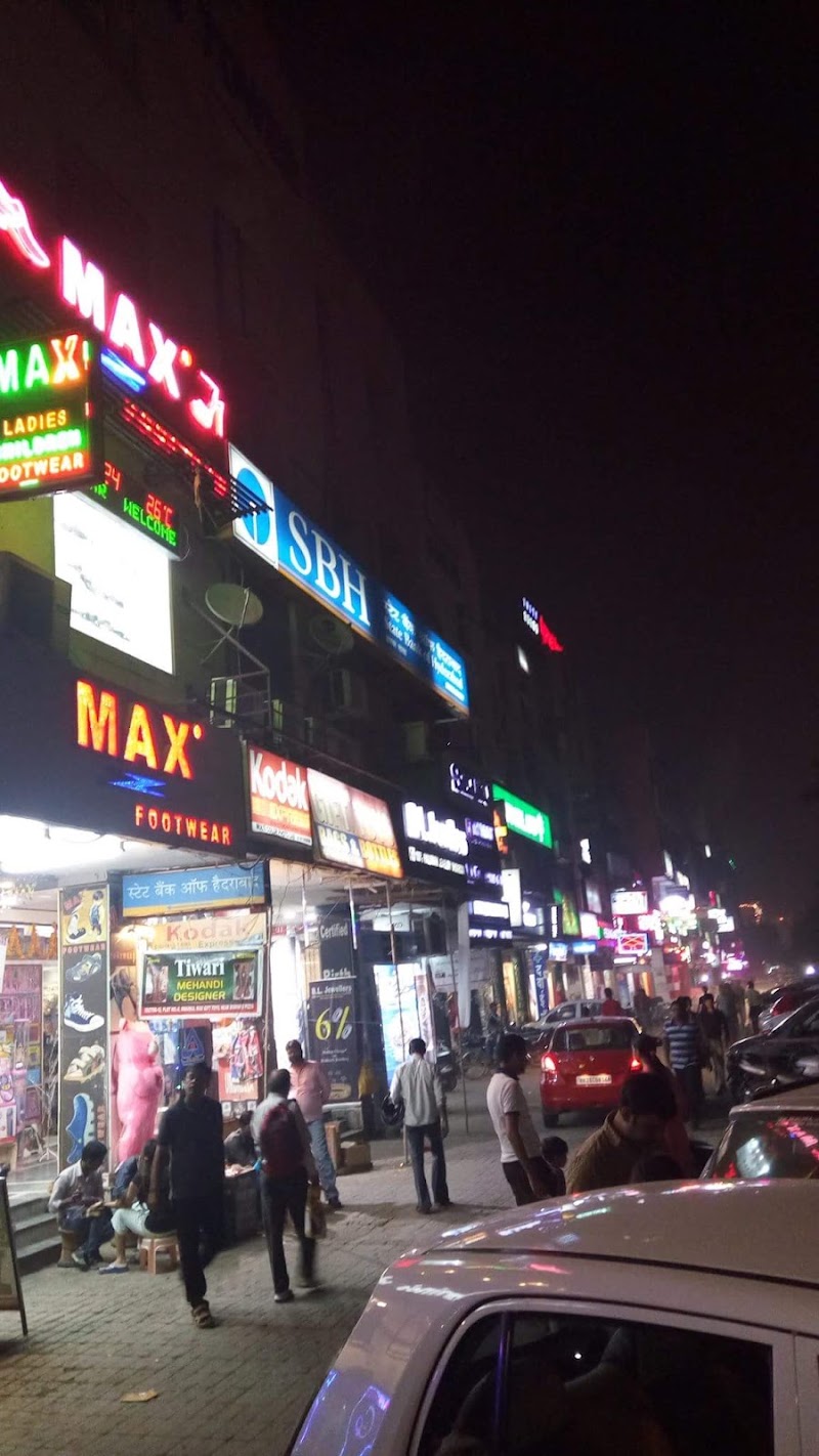 Dwarka Sector-12 Market - Dwarka Sector-12 Market, H2WX+FJH, Pocket 3, Sector 12 Dwarka, Dwarka, Delhi, 110078, India
