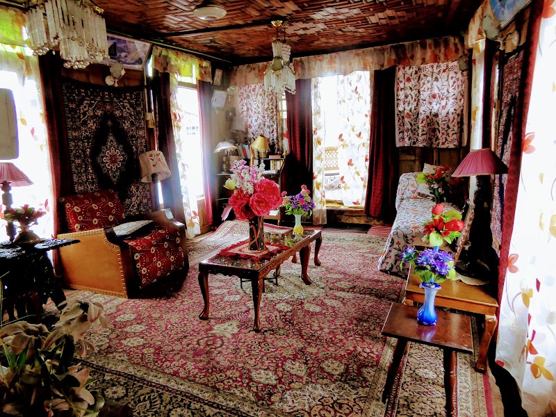 Royal Lodge Group of Houseboats - Royal Lodge Group of Houseboats, Ghat NO. 7,Bulward Road,Dal Lake, Karapura, Rainawari, Srinagar, 190001