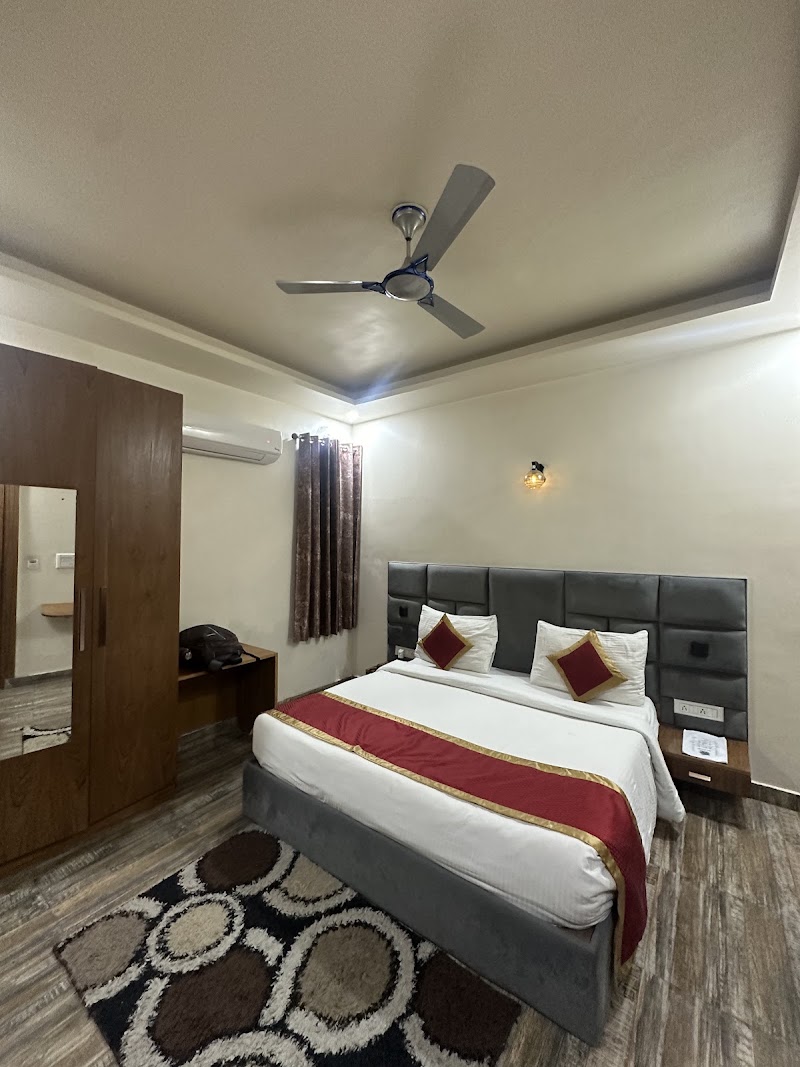 Sarla Hotel Inn - Sarla Hotel Inn Plot no 132, Khora Rd, opposite Tower I, Industrial Area, Sector 62, Noida, Uttar Pradesh 201020, India