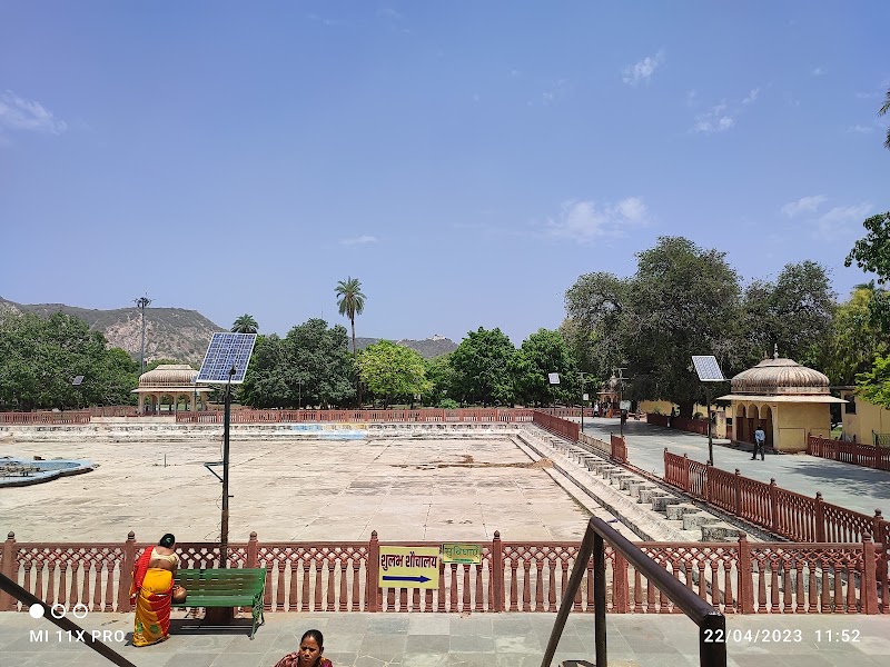 THIKANA MANDIR SRI GOVINDDEVJI , JAIPUR - THIKANA MANDIR SRI GOVINDDEVJI , JAIPUR, Jai Niwas Garden, Jalebi Chowk, 36, near THIKANA MANDIR SHRI GOVINDDEVJI MAHARAJ, opposite old Hindu Prakash band, Kamal Gatta Colony, J.D.A. Market, Brahampuri, Jaipur, Jaipur Nagar Nigam Area, Rajasthan 302002, India