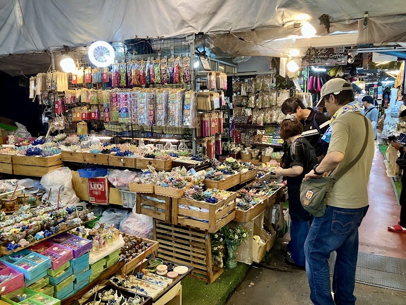 Chatuchak Weekend Market - Chatuchak Weekend Market 587, 10 Kamphaeng Phet 2 Rd, Khwaeng Chatuchak, Khet Chatuchak, Krung Thep Maha Nakhon 10900, Thailand