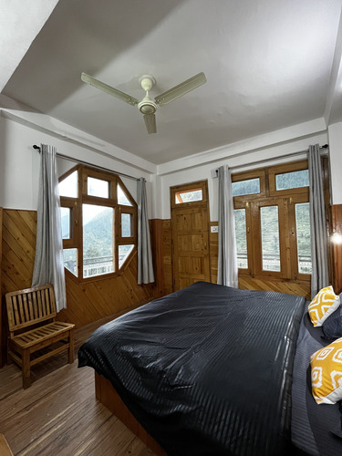 Young Monk Homestay Jibhi - Young Monk Homestay Jibhi Gadagushaini Road, Bhalagram, Jibhi, Bini, Himachal Pradesh 175123, India