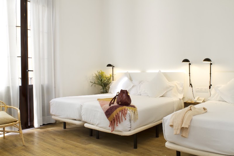 Som Nit Born - Som Nit Born, Carrer de la Reina Cristina, 13, Ciutat Vella, 08003 Barcelona, Spain