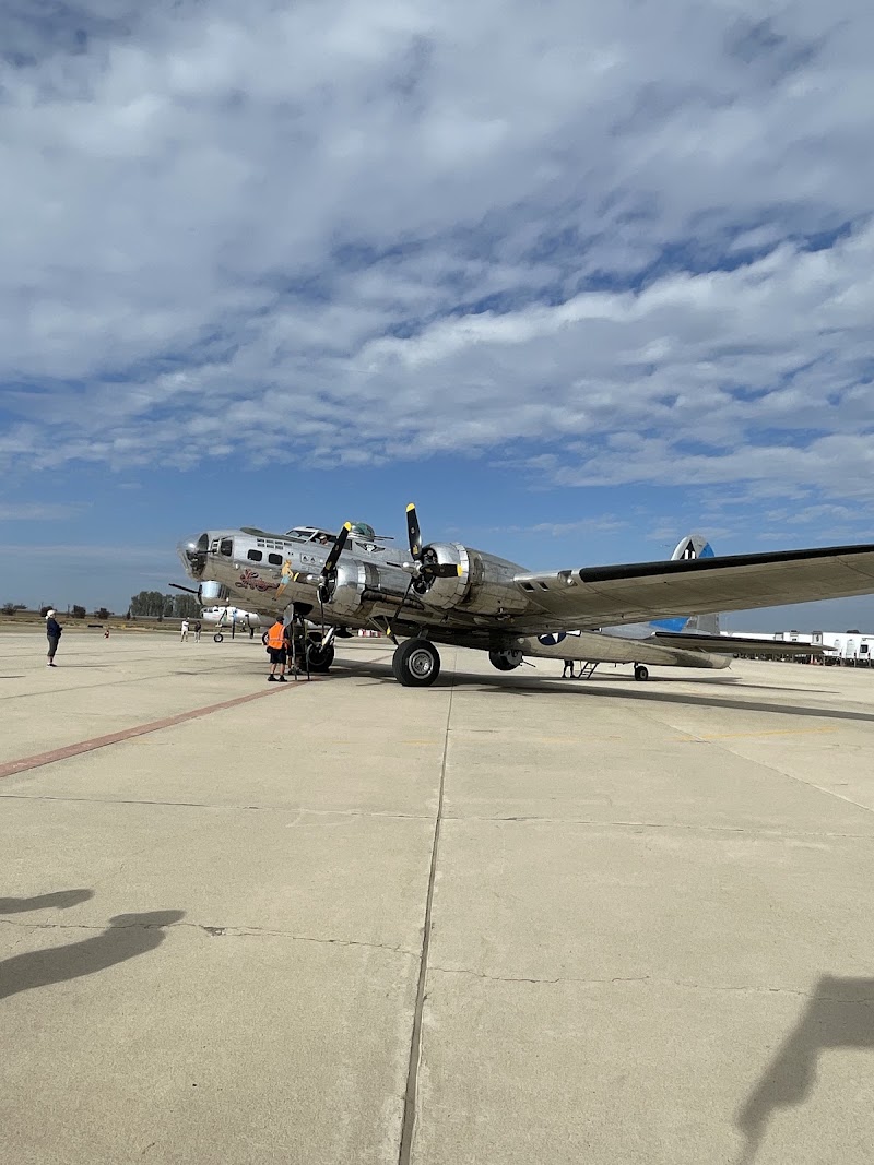 Visalia Municipal Airport - Visalia Municipal Airport, 9501 W Airport Dr, Visalia, CA 93277, USA