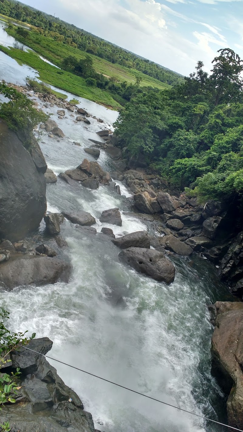 Borhill Falls - Borhill Falls 5XM5+33M, Riwai-Dawki Rd, Mawlynnong, Lyngkhat, Meghalaya 793110, India