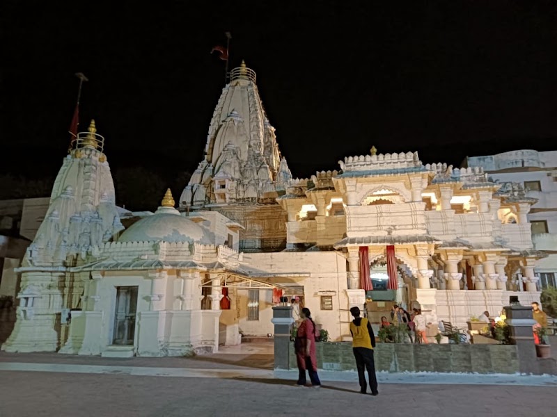 Shri Radha Damodar Temple, Junagadh - Shri Radha Damodar Temple, Junagadh, Shree Radha Damodarji Charitable Trust Damodar Kund, Girnar Rd, Junagadh, Gujarat 362002, India
