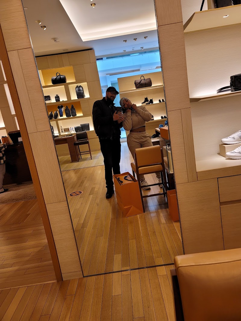 Louis Vuitton Paramus Garden State Plaza - Louis Vuitton Paramus Garden State Plaza 1 Garden State Plaza Pkwy Space 1130, Paramus, NJ 07652, USA