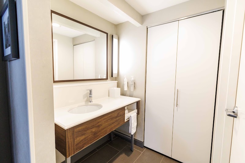 Hampton Inn & Suites Chicago-Downtown - Hampton Inn & Suites Chicago-Downtown, 33 W Illinois St, Chicago, IL 60654, USA