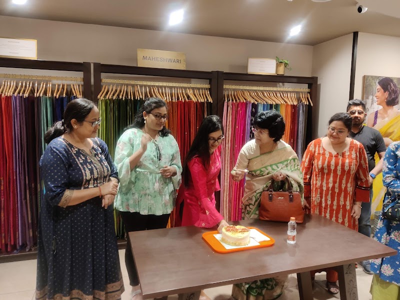Taneira Sarees (Gariahat, Kolkata) - Taneira Sarees (Gariahat, Kolkata), shop no.95, 1B, Rash Behari Ave, beside Priya Cinema, Manoharpukur, Gariahat, Kolkata, West Bengal 700029, India