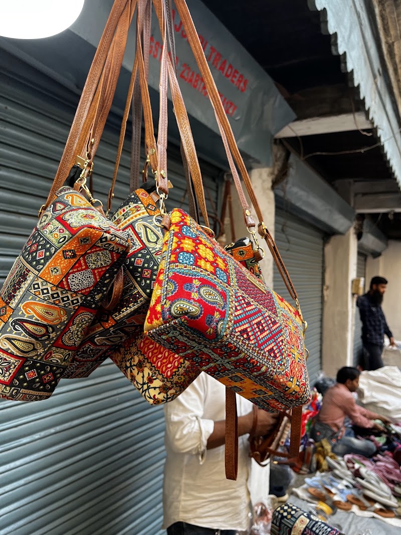 Rajwada shopping area - Rajwada shopping area 85, Rajwada Chowk, Rajwada, Indore, Madhya Pradesh 452007, India
