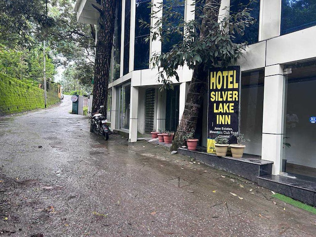 Super OYO Collection O Hotel Silver Lake Inn - Super OYO Collection O Hotel Silver Lake Inn, plot no. 1 June Estate, Mountain Club, Road, Nainital, Harinagar Chanddeva, Uttarakhand 263136, India