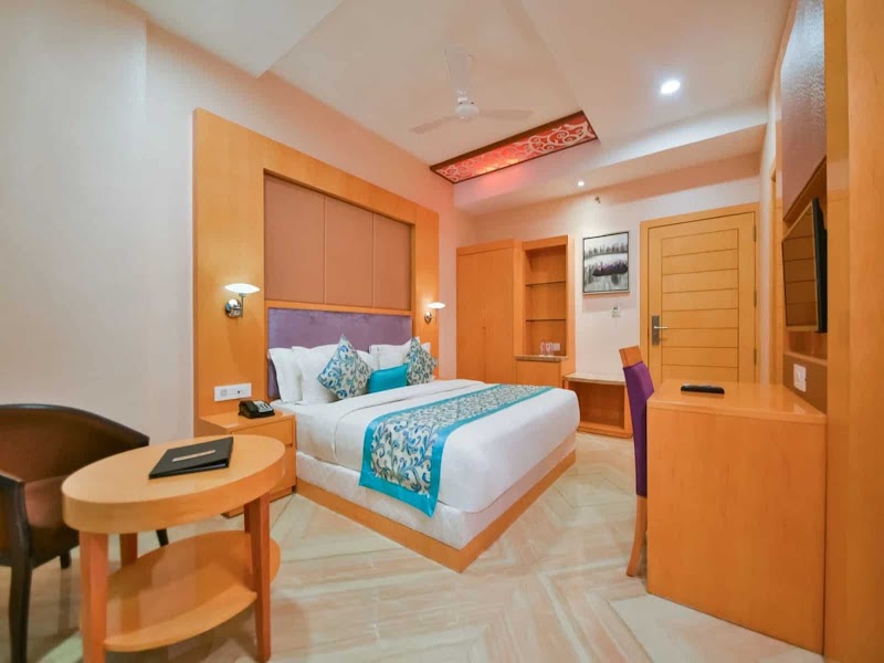 YOIS HOTEL - YOIS HOTEL Plot 8, 100 Feet Road, near Mahila Police thana, Roop Sagar, Udaipur, Rajasthan 313001, India