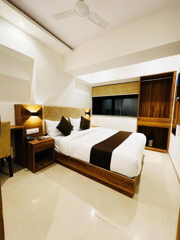 Hotel Hilton Suites - Hotel Hilton Suites 401, 4th Floor, Swami Vivekanand Rd, above Moti Mahal Hotel, opp. Andheri Subway Road, Andheri, Fish Market Area, Navneeth Colony, Andheri (W, Mumbai, Maharashtra 400058, India