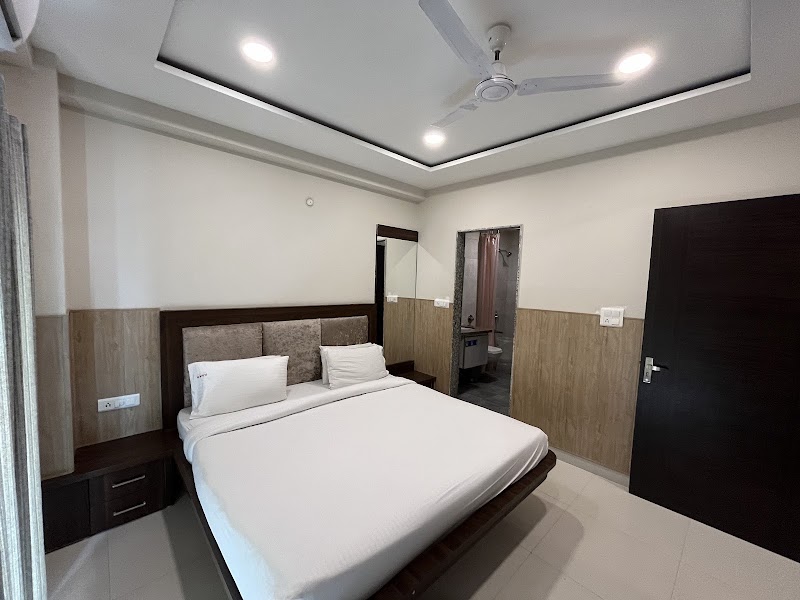 Hotel Shri Radha Nikunj - Hotel Shri Radha Nikunj, Opp. Prem Mandir Mathura - Vrindavan Marg Chhatikara, Road, Raman Reti, Vrindavan, Uttar Pradesh 281121, India
