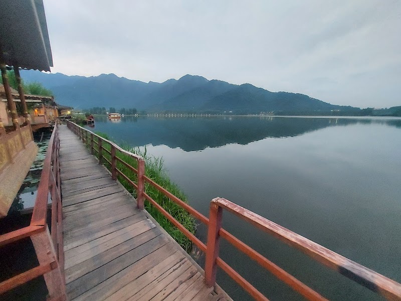 Dawn Group of Houseboats. - Dawn Group of Houseboats., Ghat no.17, Near Mahraja Palace, Karapura, Rainawari, Nehru park, Dal lake Srinagar, Srinagar, 190001