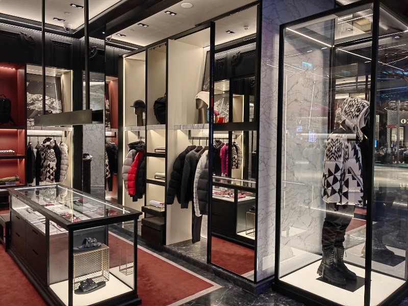 Moncler - Moncler Dis Hatlar Gids Kati, Gümrüksüz Satış Mağazası, Tayakadin Mahallsi, Term.Caddesi No 1 No F6-20, 34283 Arnavutköy/İstanbul, Türkiye