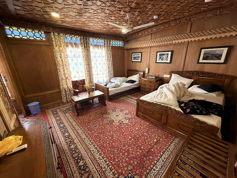 Royal Dandoo 4 STAR Group of Houseboats - Royal Dandoo 4 STAR Group of Houseboats, Ghat No 17, Nehru Park, Dal Lake, Rainawari, Srinagar, 190003