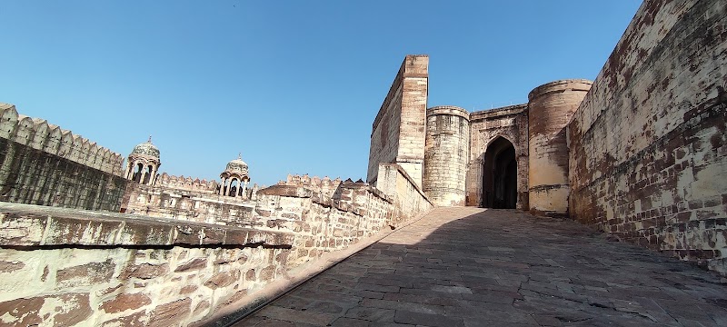 JODHPUR WALKING TOURS - JODHPUR WALKING TOURS Fateh Pol Road, juni mandi , Sodagaran Mohalla, Jodhpur, Rajasthan342001, Fateh Pol Rd, Outside Chandpol Gate, Police Station, Kabir Nagar, Jodhpur, Rajasthan 342024, India