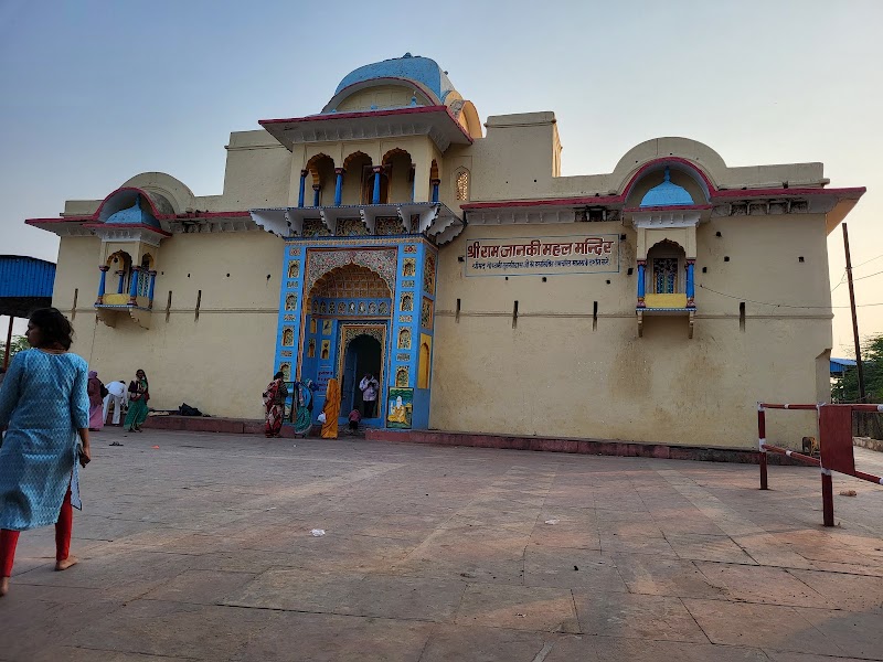 Kamadgiri chitrakoot - Kamadgiri chitrakoot, 5R8W+F5C, Parikrama Path, Kamta Mohalla, Sitapur, Chitrakoot, Uttar Pradesh 210204, India