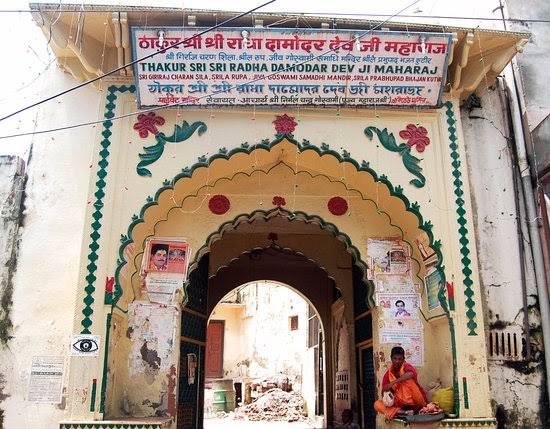Shri Radha Madan Mohan Ji Mandir, Vrindavan - Shri Radha Madan Mohan Ji Mandir, Vrindavan, VIP Rd, near Banke Bihari Temple, Goda Vihar, Vrindavan, Uttar Pradesh 281121, India