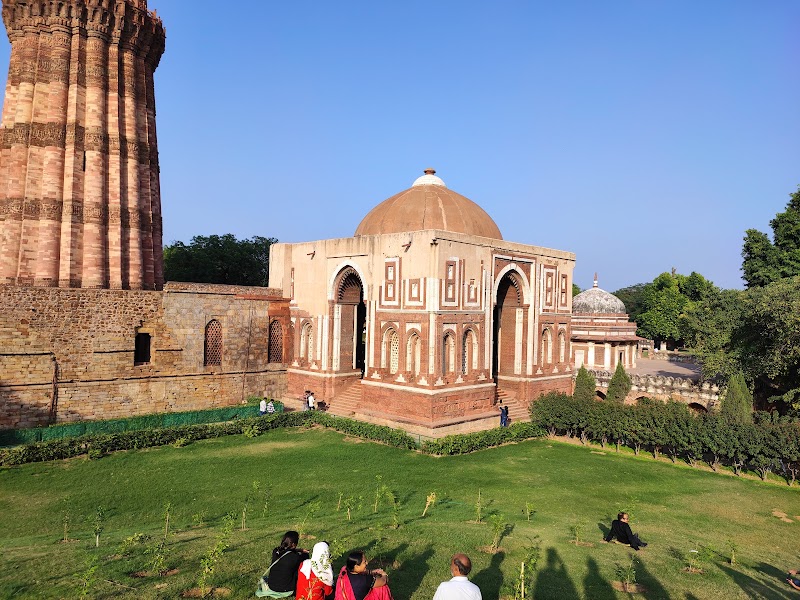Iron Pillar of Mehrauli, Delhi - Iron Pillar of Mehrauli, Delhi Mehrauli, G5FM+VXW, Seth Sarai, Mehrauli, New Delhi, Delhi 110030, India