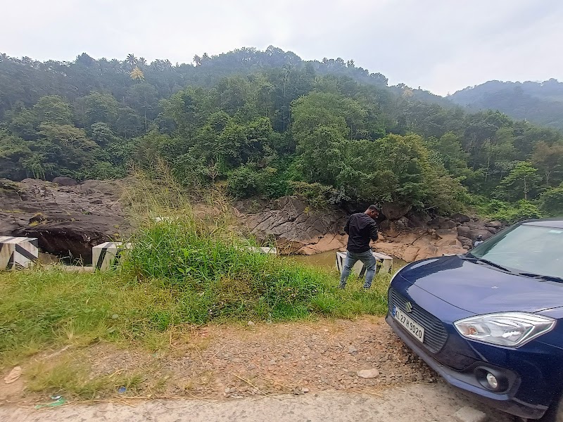 Kandiyar Rocks Waterfalls Viewpoint - Kandiyar Rocks Waterfalls Viewpoint XX9W+Q9P, Kallarkutty Dam Rd, Keralam 685562, India