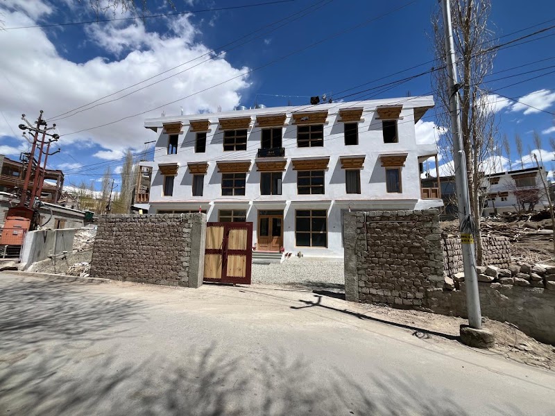Hotel Honeybee - Hotel Honeybee Main, Tokpo road, opp. Hotel Padma, shenam, Leh, 194101