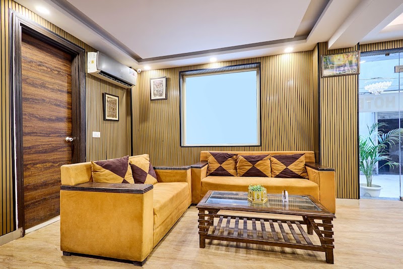 Treebo The Kings Plaza Near Airport - Treebo The Kings Plaza Near Airport A-56, 9, Rd Number 4, near IGI Road, Block B, Mahipalpur Extension, Mahipalpur, New Delhi, Delhi 110037, India